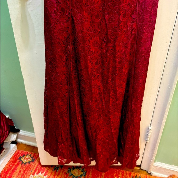 Gorgeous low V cut, sleeveless fit and flare burgundy gown - Picture 3 of 7